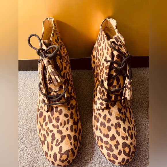 NWOT Dr Scholls Wedge Heel Lace Up Animal Print Faux Suede Booties ❤️⭐️ - Picture 1 of 9